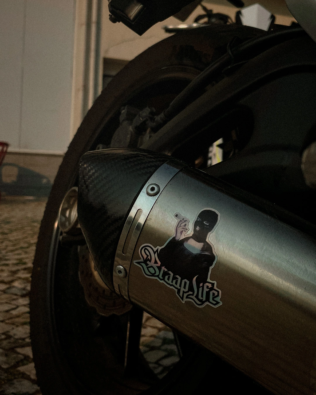 autocolante-escape-mota-ponteira-carbono-braaplife