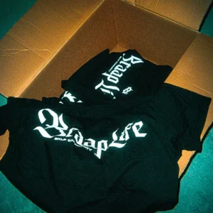 caixa-encomenda-t-shirts-pretas-logo-branco-costas-braaplife