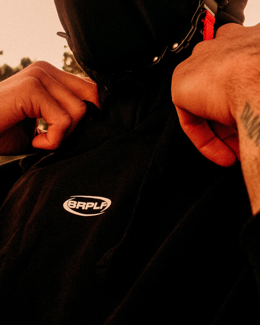 hoodie-preto-streetwear-logo-brplf-detalhe-braaplife