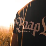 t-shirt-preta-costas-logo-grande-comunidade-braaplife-sunset