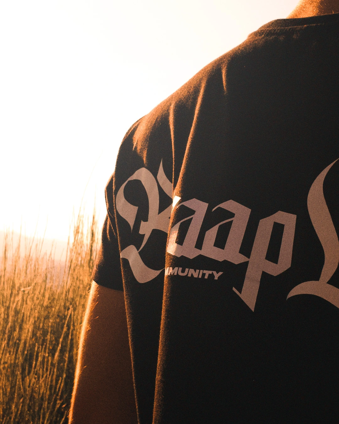 t-shirt-preta-costas-logo-grande-comunidade-braaplife-sunset