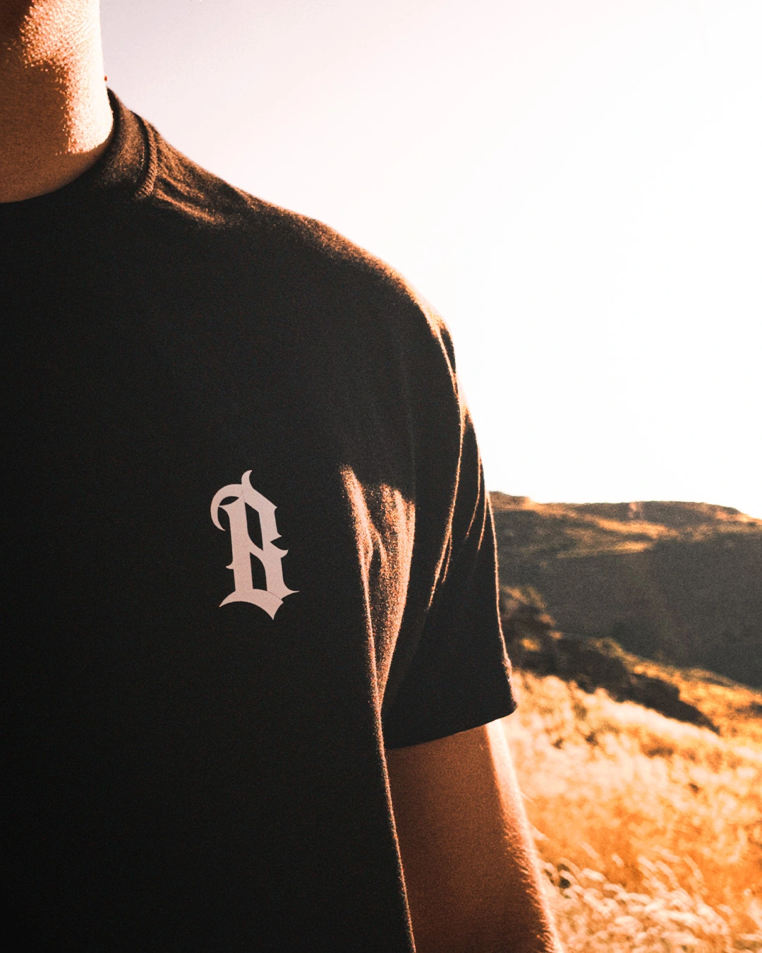 t-shirt-preta-logo-peito-letra-b-sunset-lifestyle-braaplife